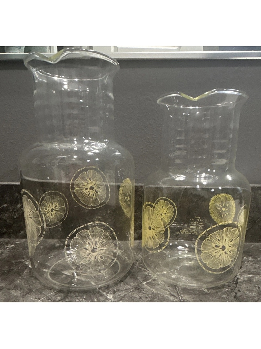PYREX 5520 Set of 2 clear glass pitchers: 2 Qt and 1 & 1/2 Qt